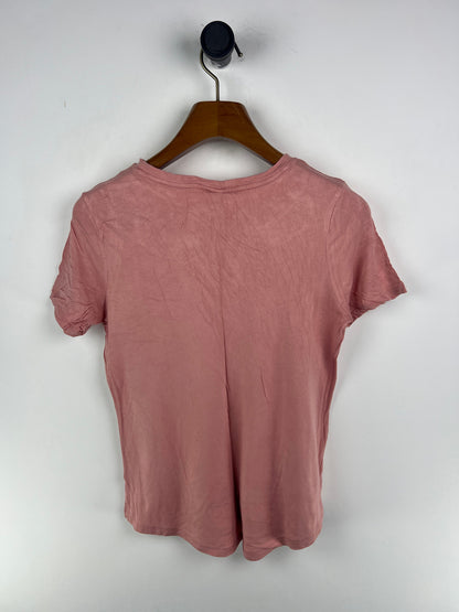 Old Navy T-Shirt (Women) (Small-Medium)